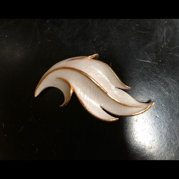 Vintage JJ Jonette White&Gold Tone Leaf Brooch - Picture 2 of 5